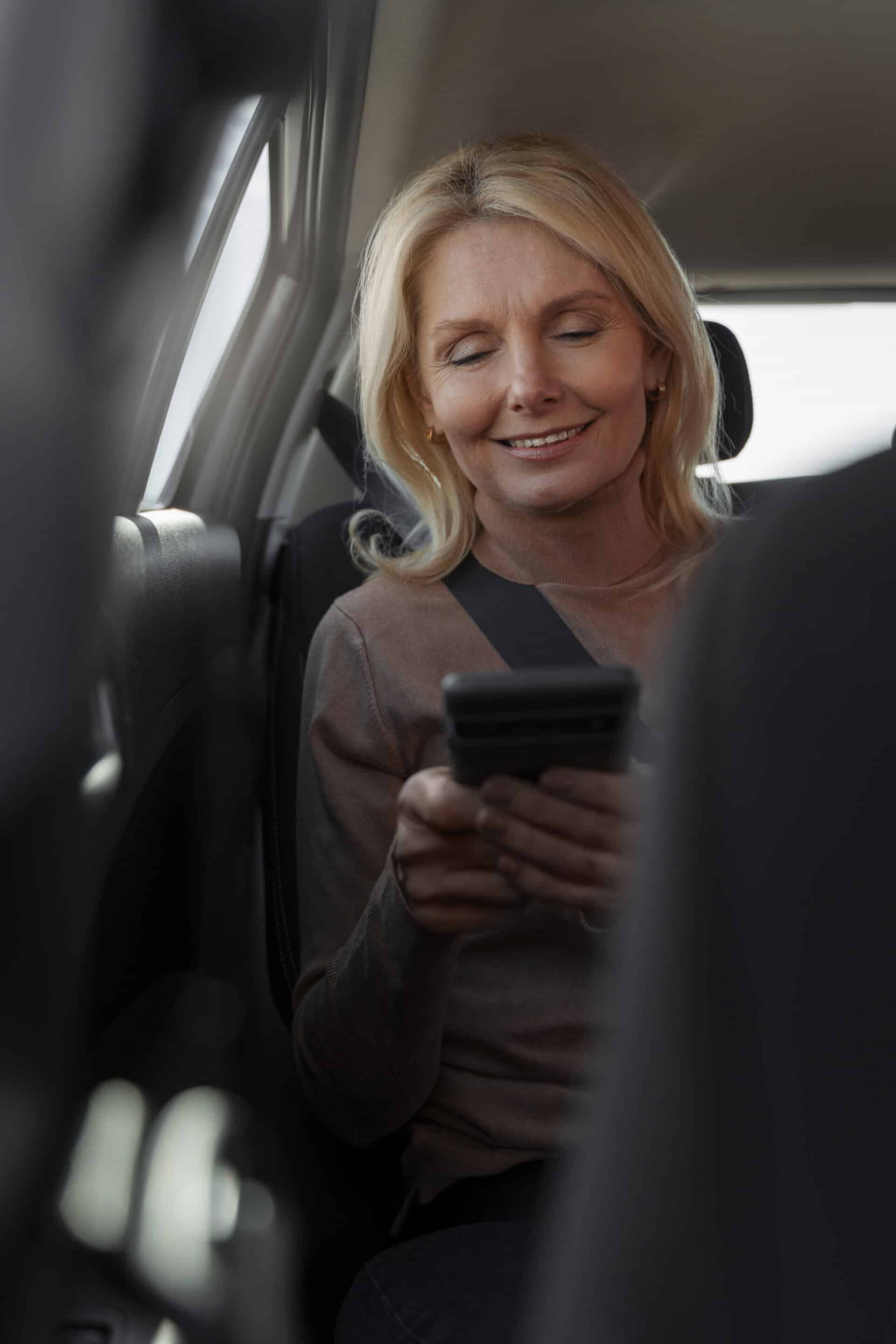 passagère femme à l'arrière d'un taxi conventionné cpam