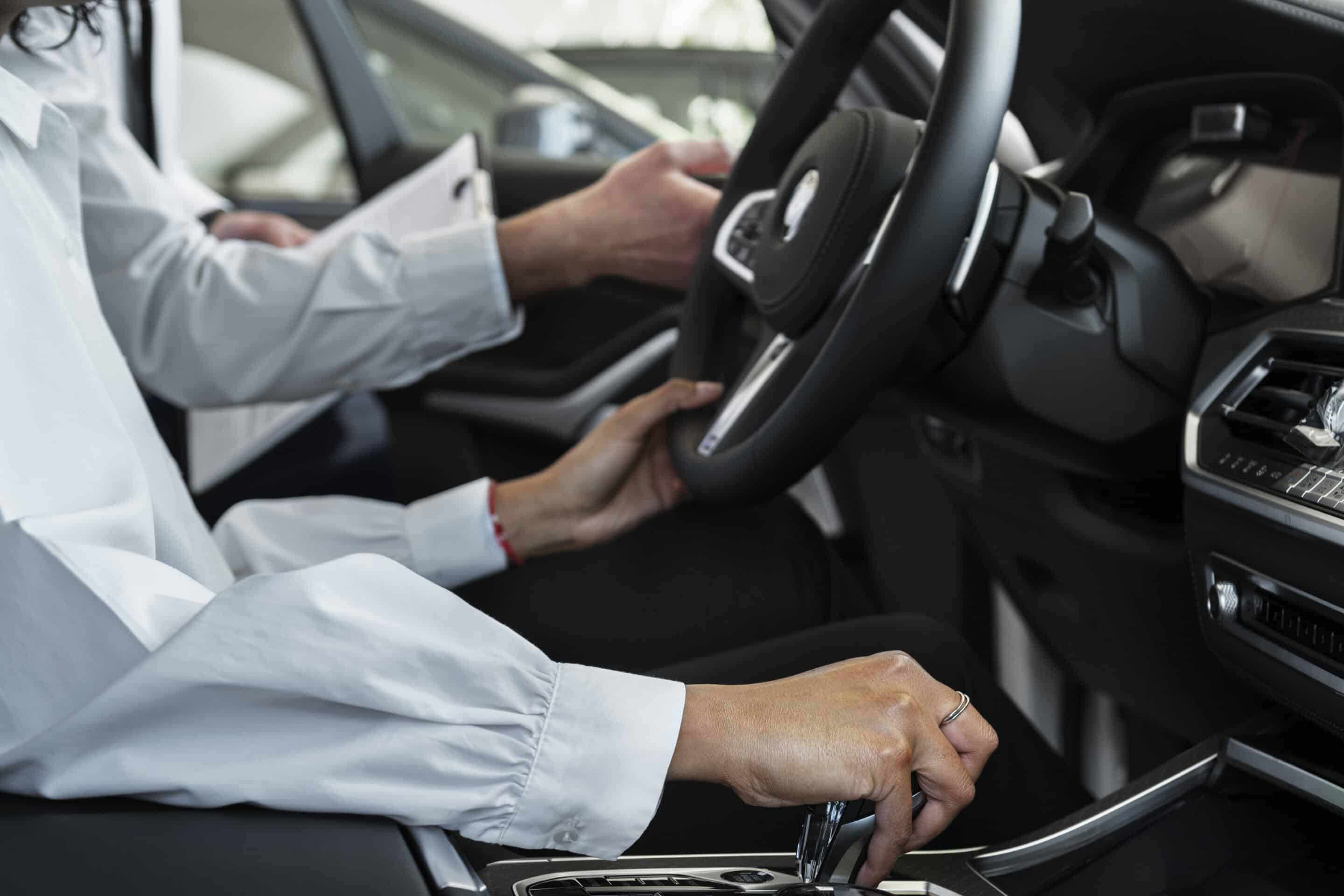 conducteur avec les mains sur le volant